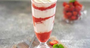 طرز تهیه دسر توت فرنگی خوشمزه و لیوانی با شیر و خامه قنادی