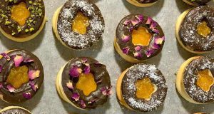 طرز تهیه شیرینی مربایی خوشمزه برای عید با روکش شکلات