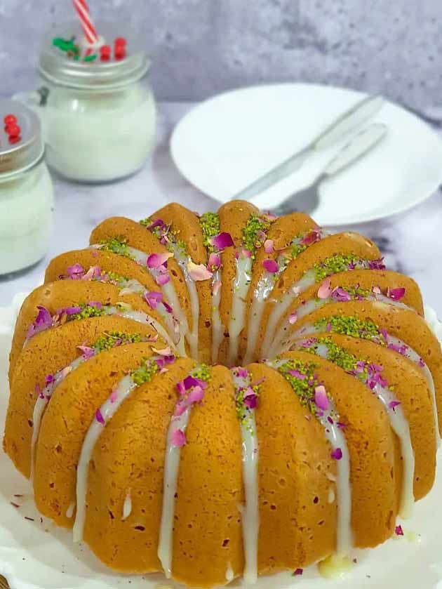طرز تهیه کیک شیر داغ و هل خوشمزه با تزیین گاناش شکلاتی سفید طرز تهیه کیک شیر داغ و هل خوشمزه با تزیین گاناش شکلاتی سفید